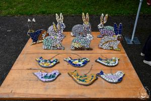 Atelier adulte et enfant mosaique de vaisselle a l art sous les tilleuls