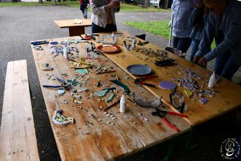 Atelier adulte mosaique de vaisselle a l art sous les tilleuls