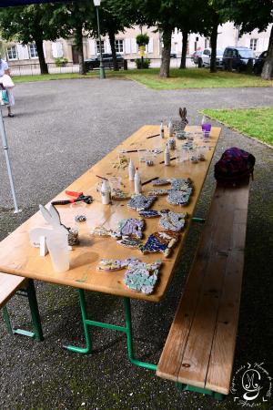 Atelier enfant mosaique de vaisselle a l art sous les tilleuls