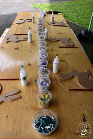 Atelier enfant mosaique de vaisselle a l art sous les tilleuls