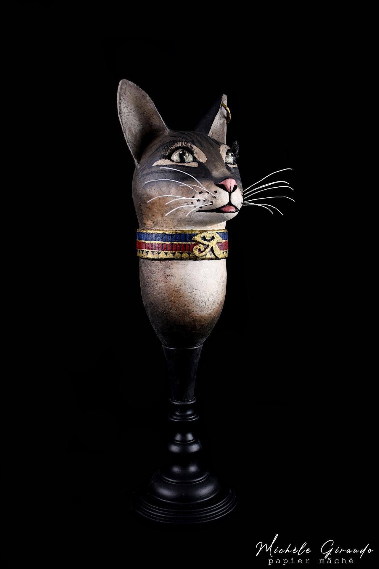 Bastet sculpture en papier mache par michele giraudo