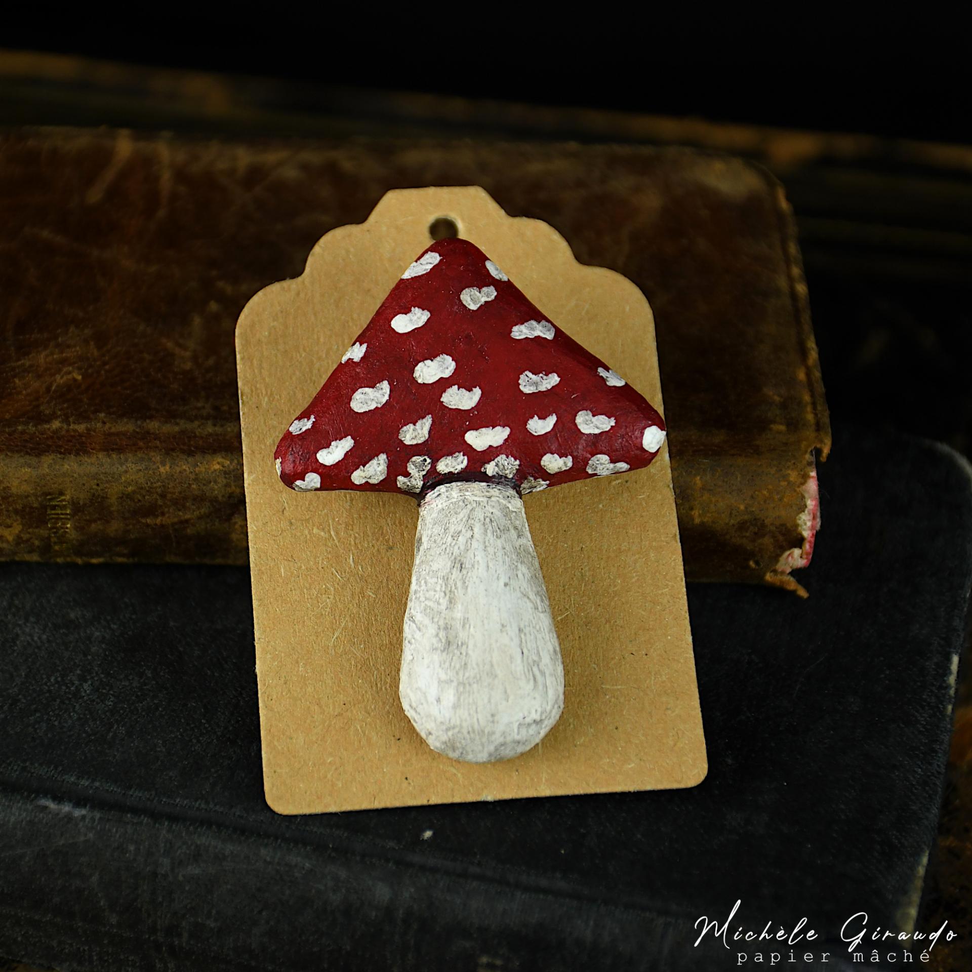Broche mushroom specimen en papier mache par michele giraudo 2