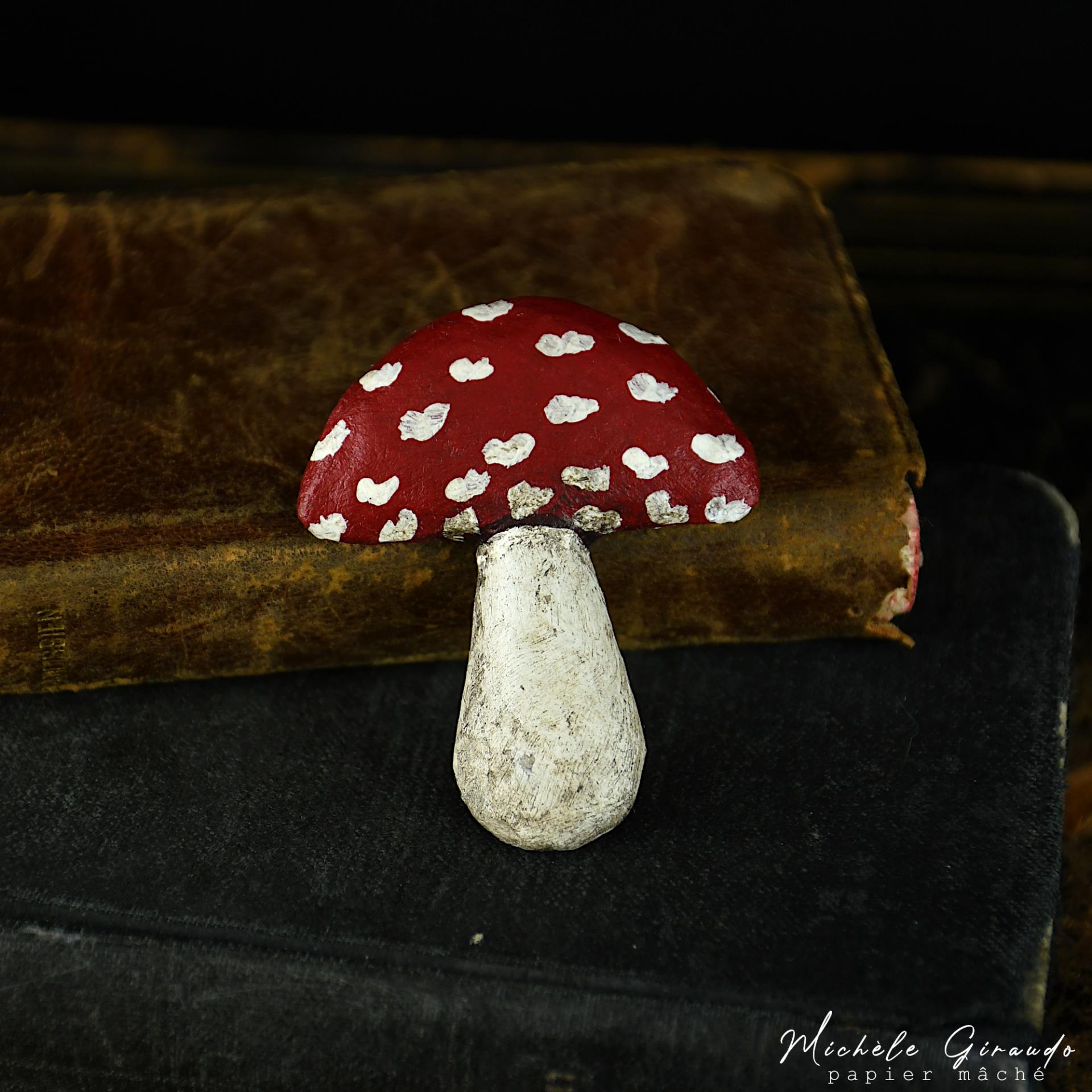 Broche mushroom specimen en papier mache par michele giraudo 3