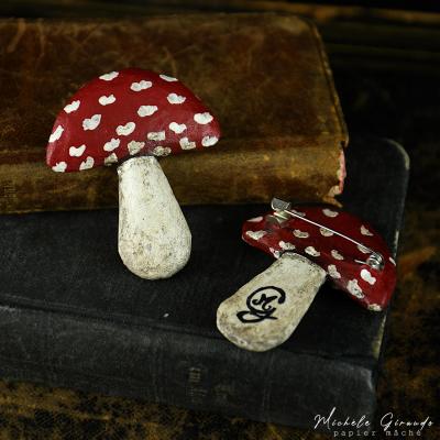 Broche mushroom specimen en papier mache par michele giraudo 3