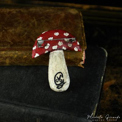 Broche mushroom specimen en papier mache par michele giraudo 