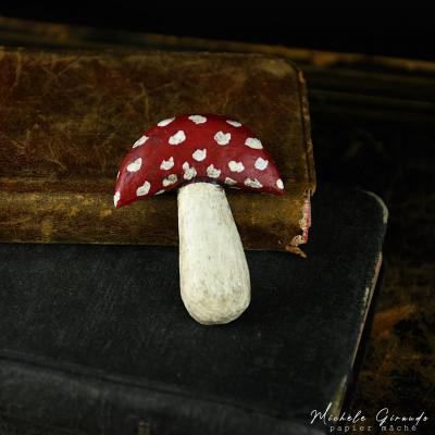 Broche mushroom specimen en papier mache par michele giraudo 