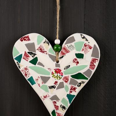 Coeur 1 en mosaique de vaisselle par michele giraudo