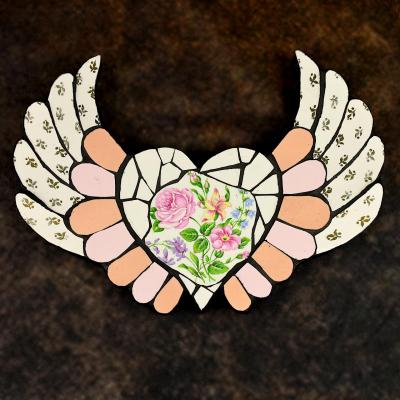 Coeur aile en mosaique de vaisselle par mg 