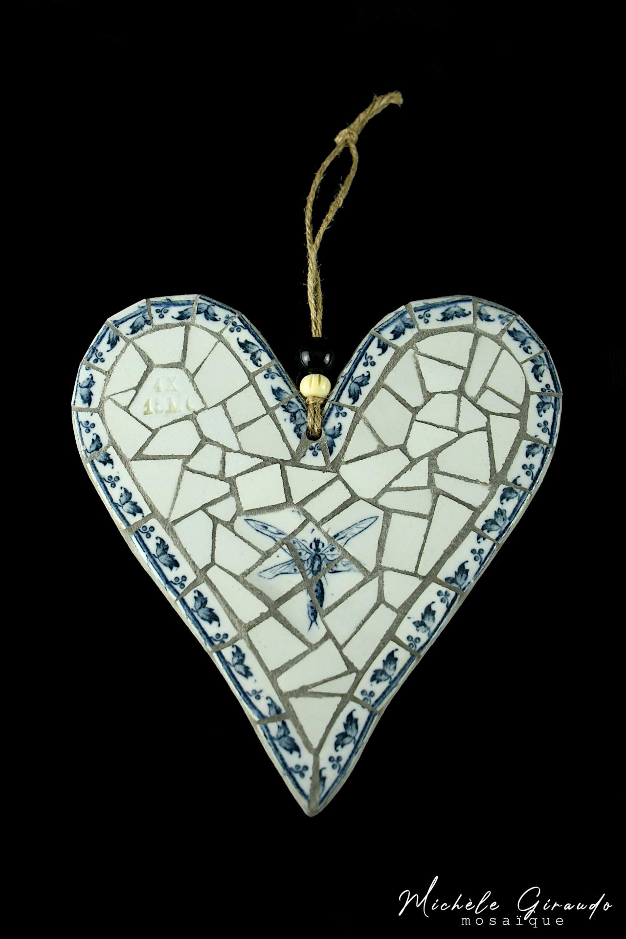 Coeur avec insecte en mosaique de vaisselle par michele giraudo 1