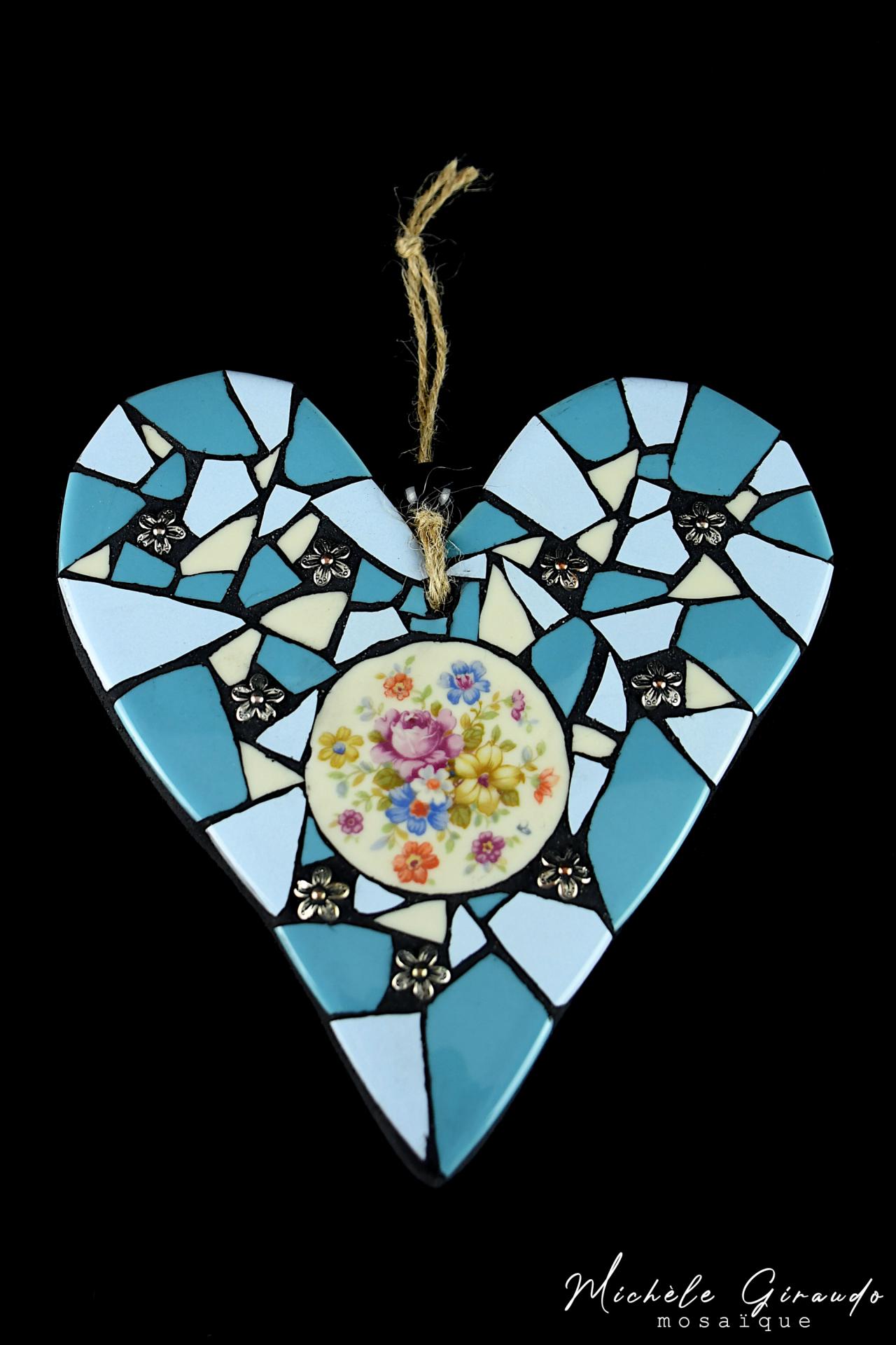 Coeur bleu a fleur en mosaique de vaisselle par mg