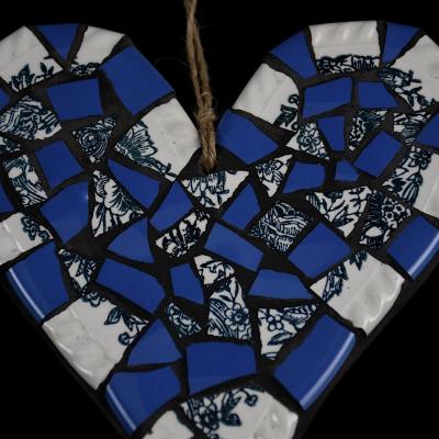 Coeur bleu mosaique de vaisselle par michele giraudo