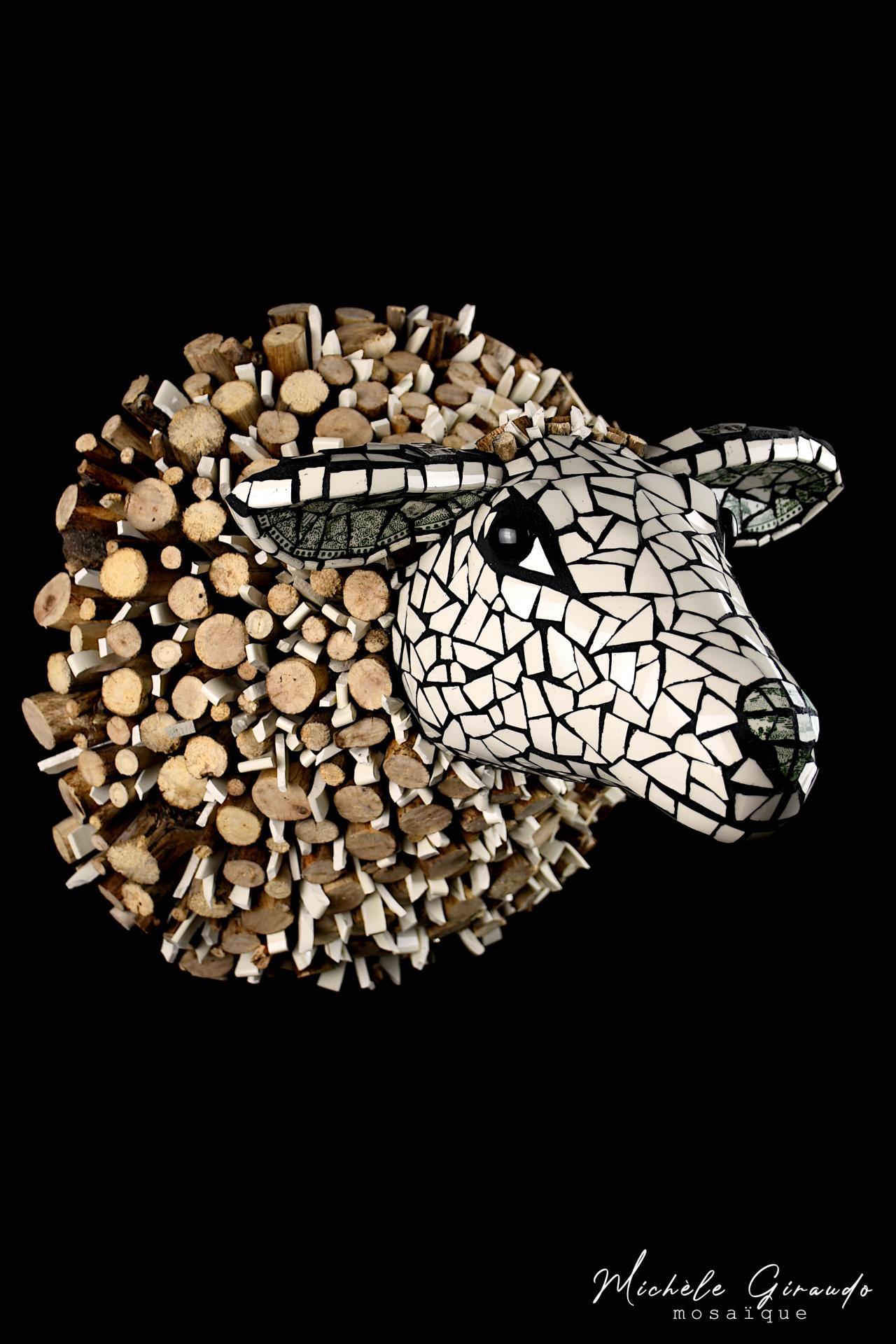 Confusion sculpture de mouton en mosaique de vaisselle et bois par michele giraudo