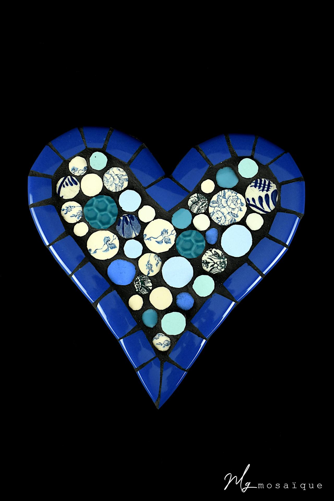 Grand coeur bleu en mosaique de vaisselle par mg