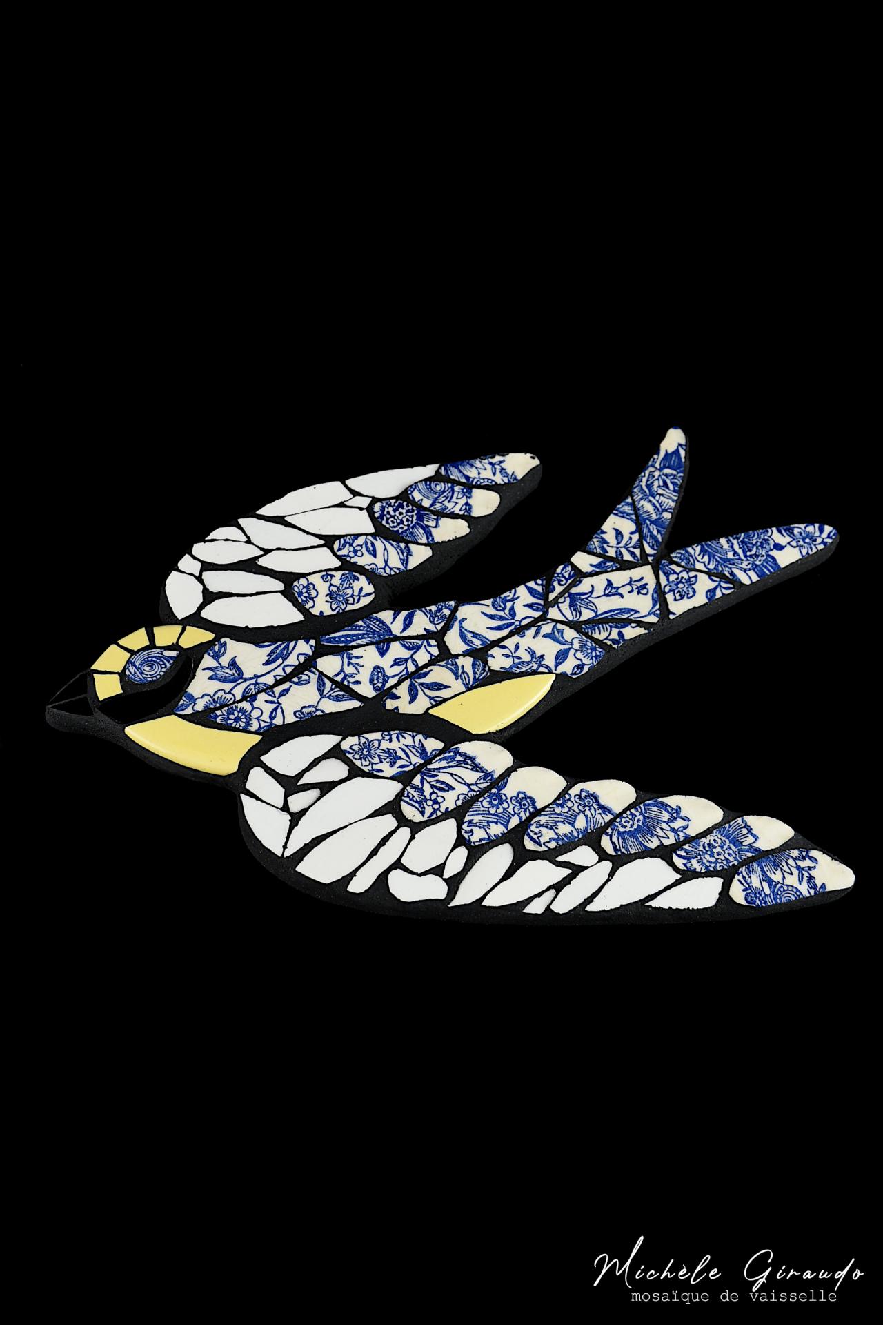 Hirondelle bleu et jaune mosaique de vaisselle par michele giraudo