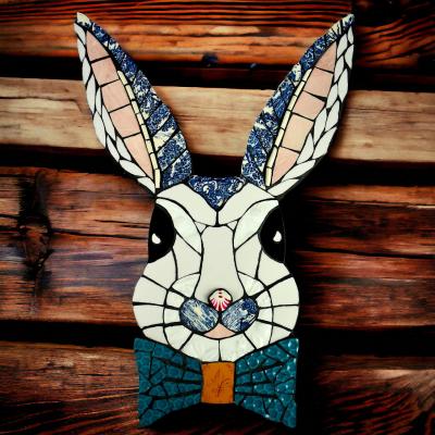 Lapin noeud papillon bleu en mosaique de vaisselle par mg 