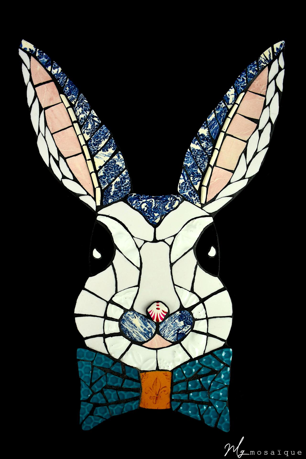Lapin noeud papillon bleu en mosaique de vaisselle par mg