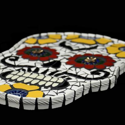 Muerte n 1 en mosaique de vaisselle par michele giraudo