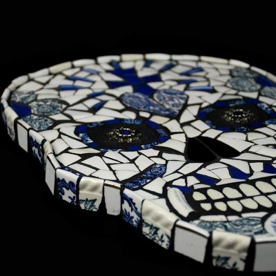 Muerte n 2 en mosaique de vaisselle par michele giraudo