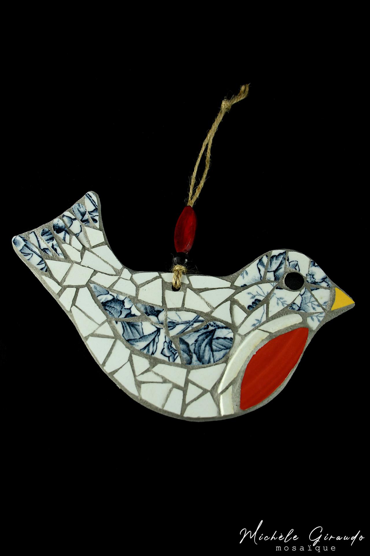 Oiseau au cou rouge en mosaique de vaisselle par michele giraudo