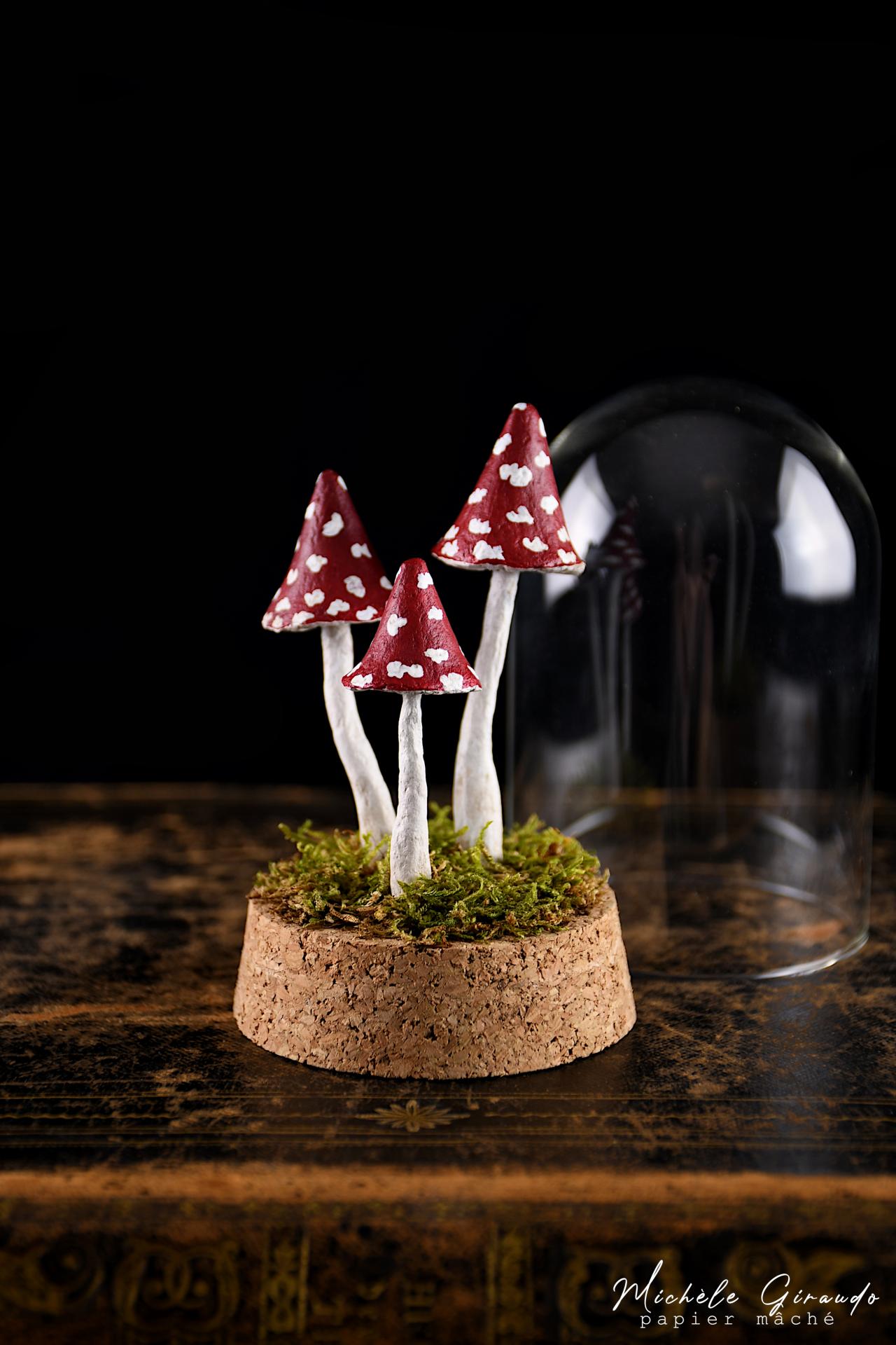 Petite curiosite n 7 sous globe par michele giraudo