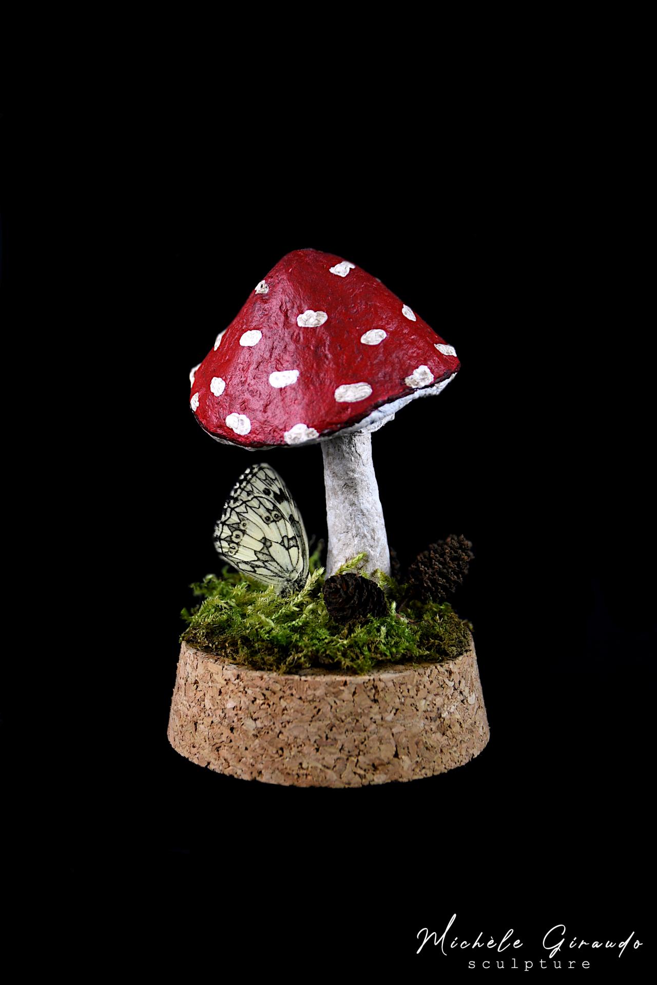 Petite curiosite sous verre 2 en papier mache de michele giraudo