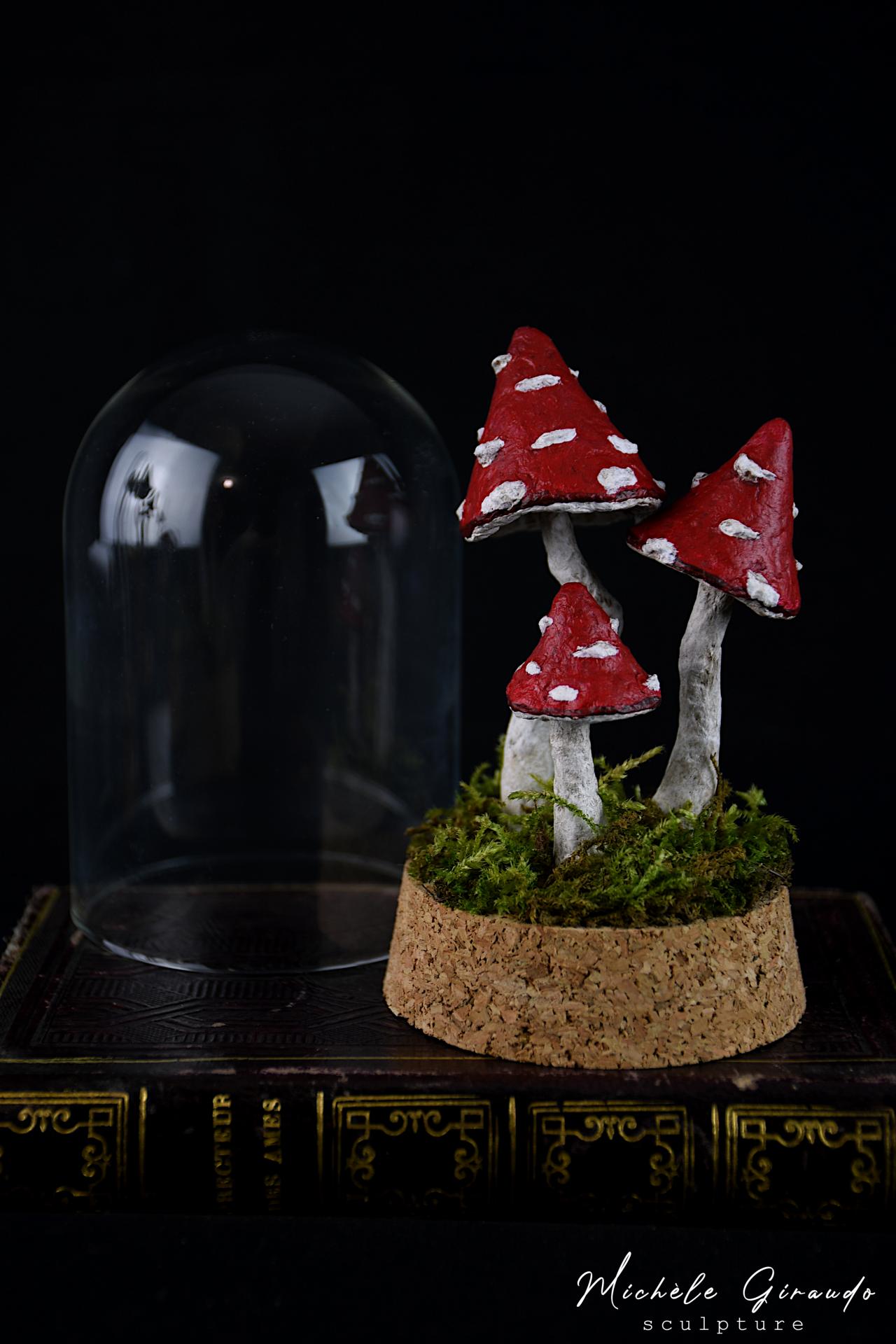 Petite curiosite sous verre en papier mache de michele giraudo 1