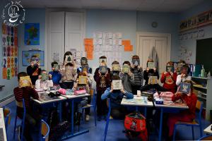 Photo des enfants avec les creations atelier mosaique romelfing mg