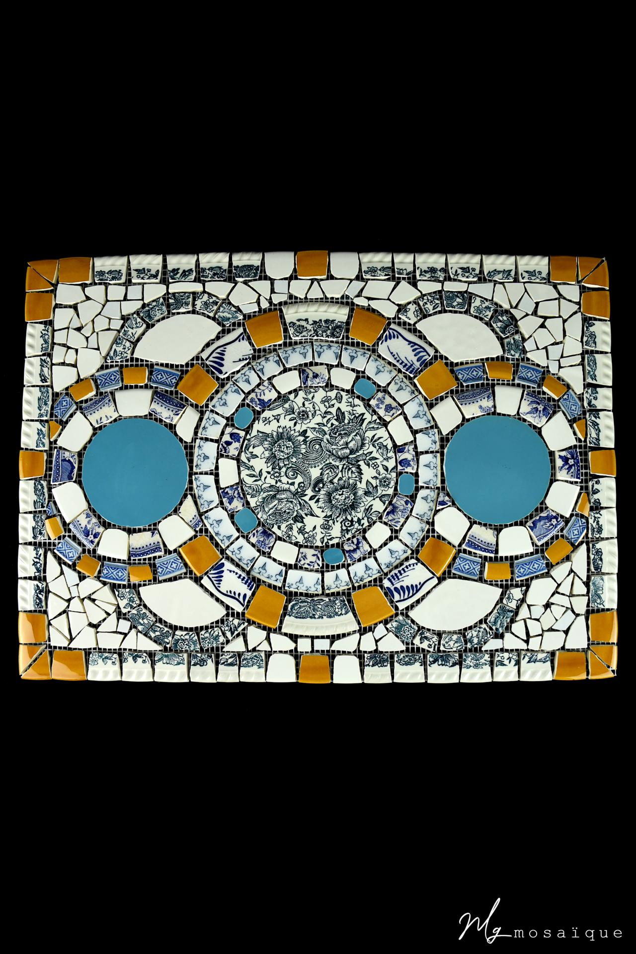 Tableau de credence en mosaique de vaisselle par mg