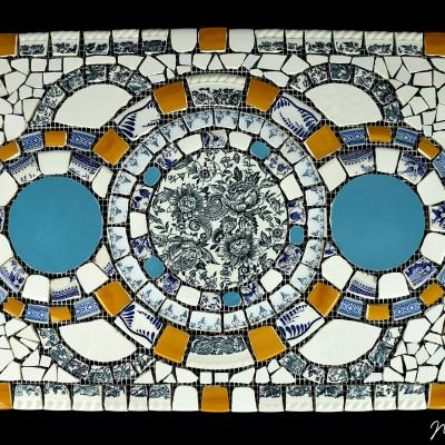 Tableau de credence en mosaique de vaisselle par mg